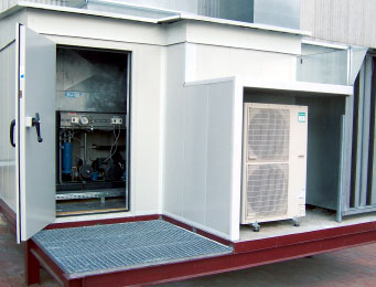 Cerramiento para insonorización total de un sistema frigorífico y de barrera acústica para aire acondicionado