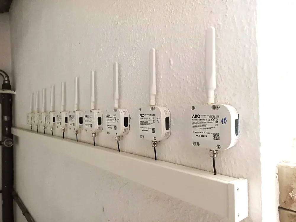 mantenimiento-103 Operaris en una plataforma elevadora treballant en el sostre d'una càmera frigorífica