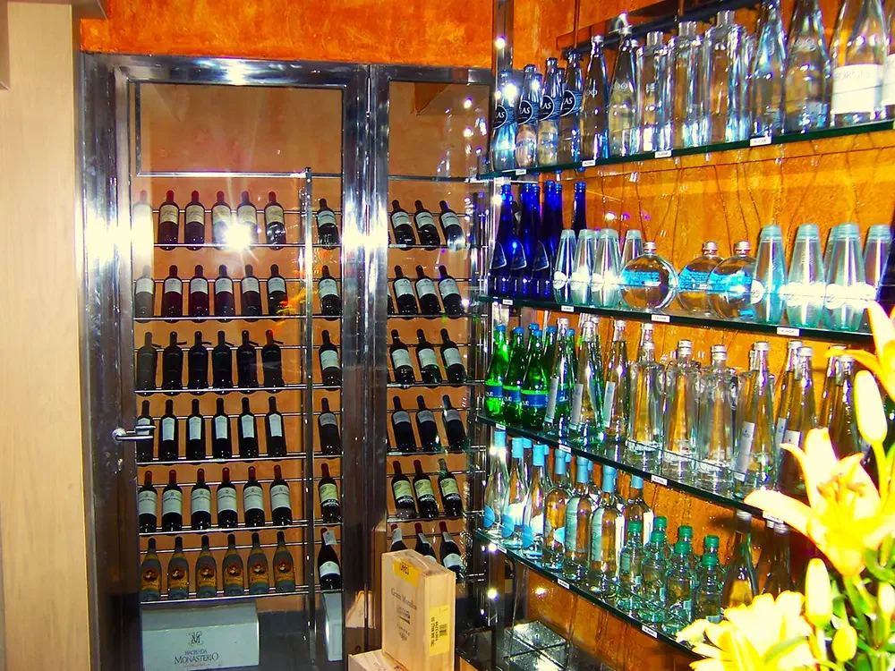 servicios-bodegas-101 Detall d'un boteller d'un celler de vins particular