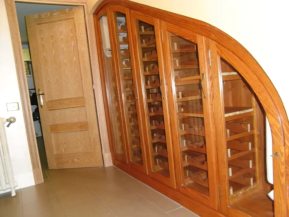 servicios-bodegas-102 Detall d'un boteller d'un celler de vins particular