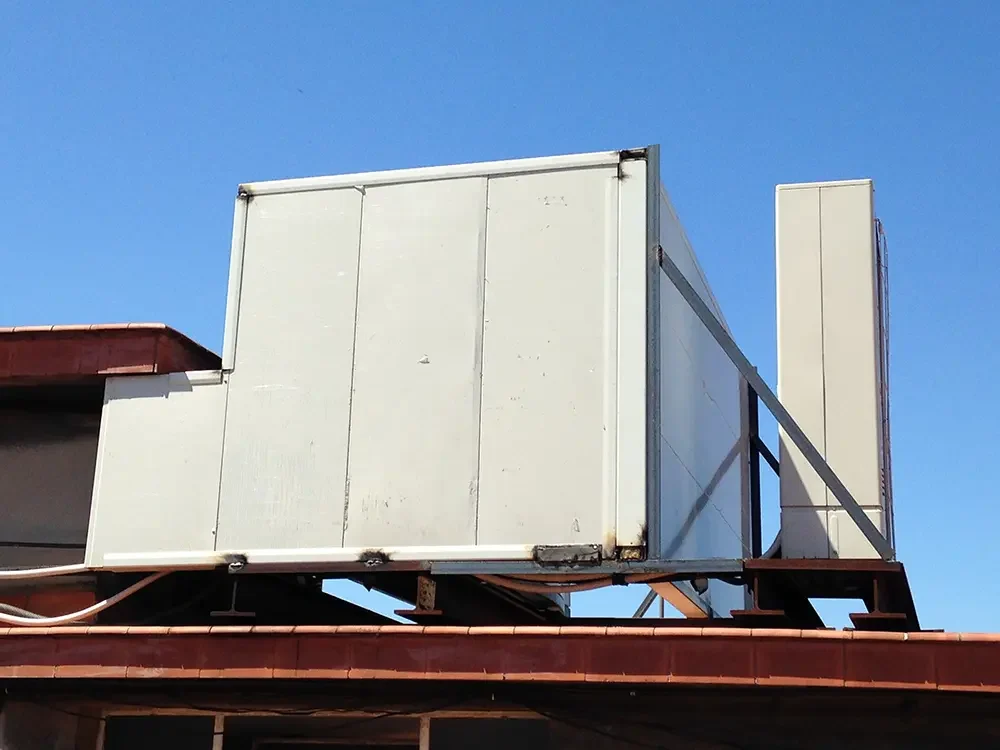 servicios-insonorizaciones-102 Unitat condensadora silenciosa per l arefrigeració positiva instal·lada a l'exterior