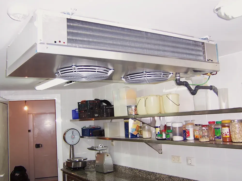 servicios-obradores-103 Evaporador de tipus plafó amb ventiladors de baixa velocitat a un obrador